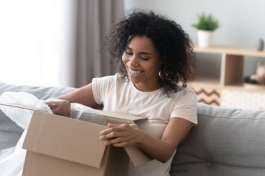 Karton kutuları açan Afrikalı kadın mutlu hissediyor