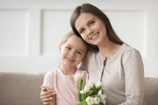 Головний знімок портрет матері і дочки з букетом квітів — стокове фото