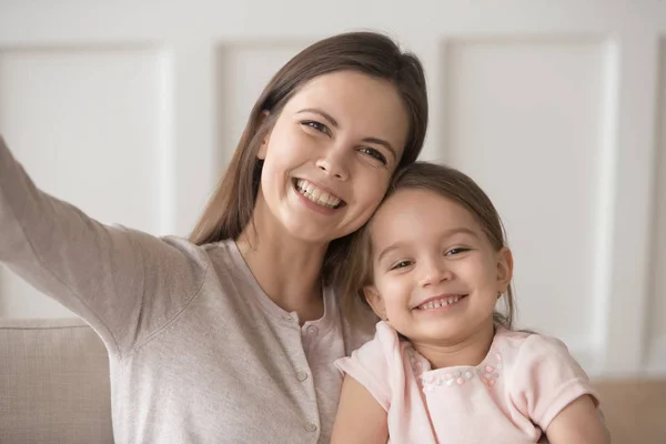 Portrait de la mère souriante avec sa fille prenant selfie — Photo