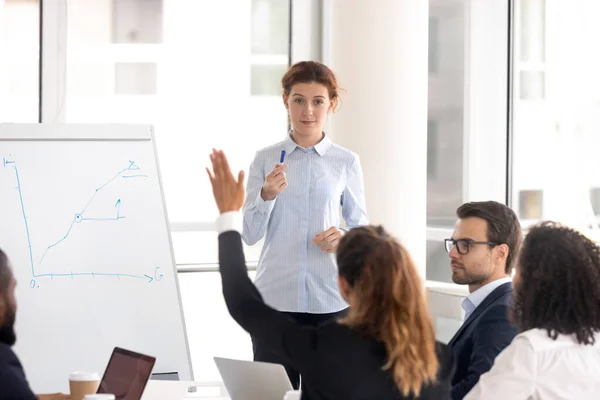 Treinador feminino interage com funcionários em treinamento de escritório de trabalho — Fotografia de Stock