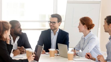İşletme bürosu toplantısında işbirliği yapan çok ırklı bir ekip beyin fırtınası