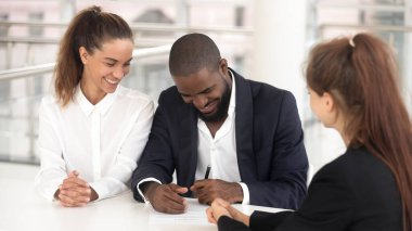 Emlakçılık bürosundaki muhtelif çiftler kontratını imzaladılar.