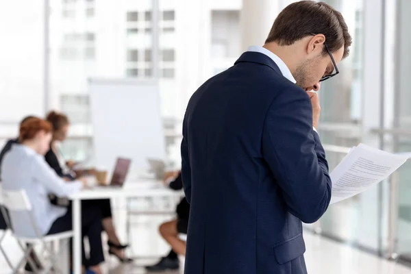 Worried male speaker read notes afraid of public speaking — Stock Photo, Image