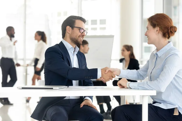 Smiling diversos socios de negocios apretón de manos cerrar trato en la reunión — Foto de Stock