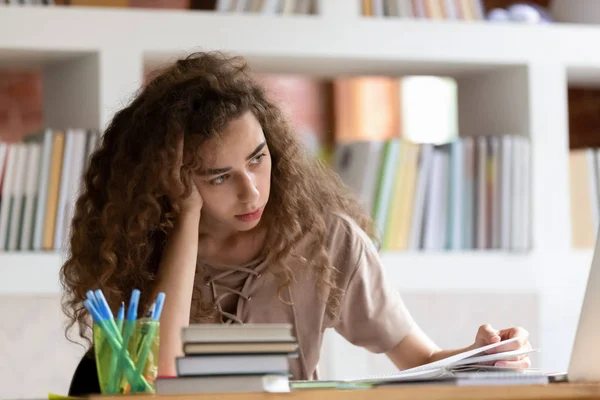 Studentessa pensierosa seduta alla scrivania pensando al problema — Foto Stock