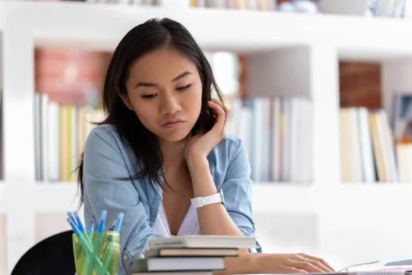 Immotivato asiatico studente sentire annoiato incapace di studiare — Foto Stock