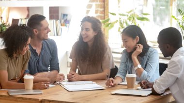 Gülümseyen çeşitli insanların beyin fırtınası toplantıda proje tartışması