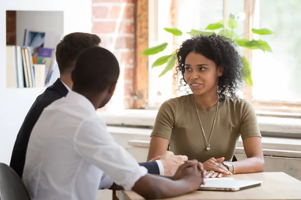 Black woman meet male specialists talking having discussion in office — Stock Photo, Image