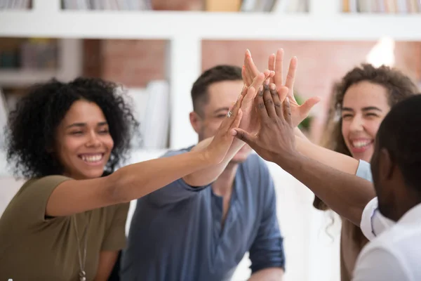 Diversas personas motivadas dan cinco para el éxito compartido — Foto de Stock