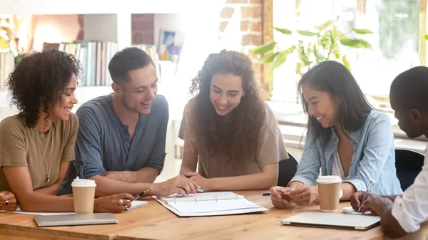 Sonrientes personas multirraciales discuten el papeleo en la reunión — Foto de Stock