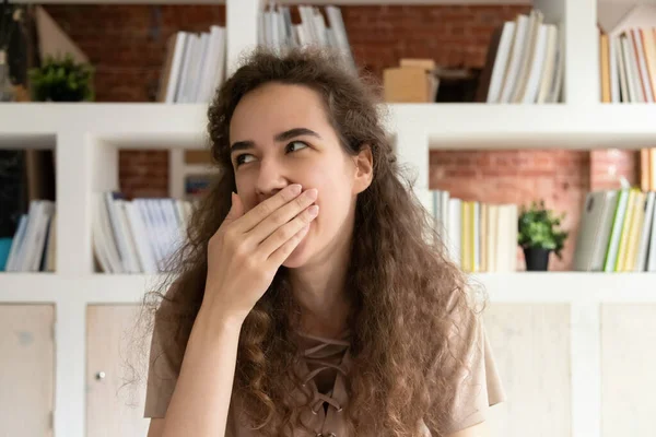 Müde Teenager Student gähnen Gefühl schläfrig überwältigt mit dem Studium — Stockfoto