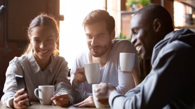 Kafede video izlerken iyi eğlenceler.