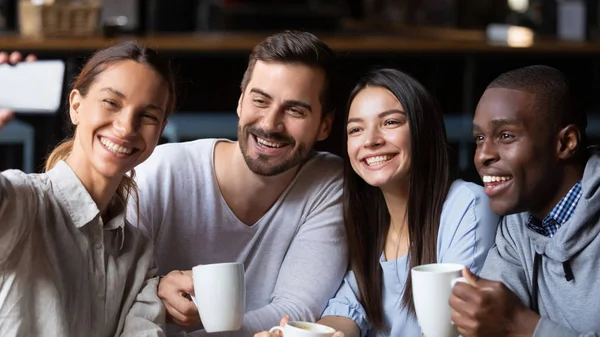 Felice diversi amici fanno selfie nel caffè insieme — Foto Stock