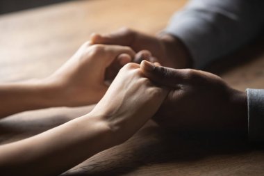 Kafede el ele tutuşan çok ırklı çifte yakın durun.