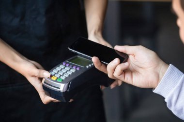 Terminalde NFC teknolojisiyle ödeme yapan istemciyi kapat