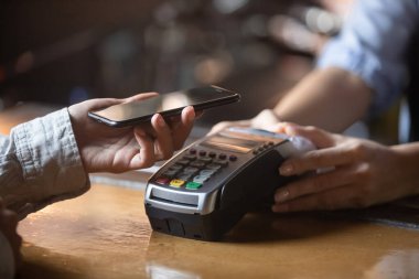 İstemci akıllı telefon nfc yöntemi kullanarak terminalde ödeme yapıyor