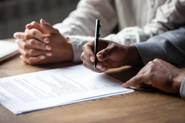 Primer plano de la pareja multirracial firmando contrato con agente inmobiliario — Foto de Stock