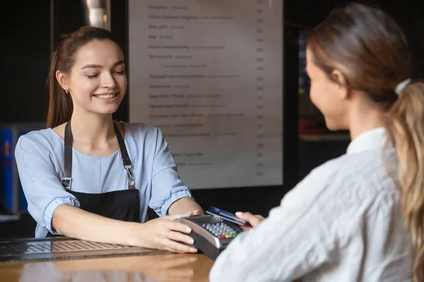 Жінка-клієнт, що платить на терміналі з методом технології картки nfc — стокове фото