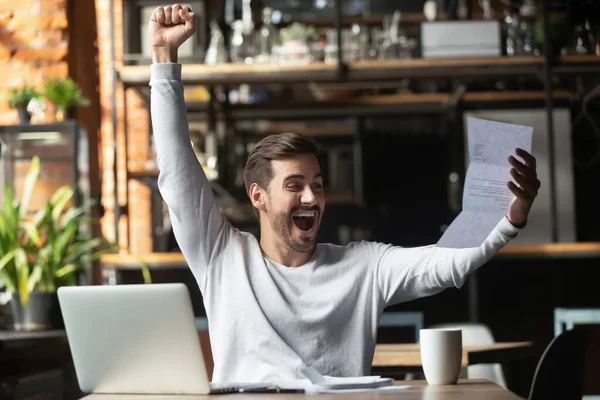 Spännande manlig triumf får goda nyheter från korrespondens brev — Stockfoto