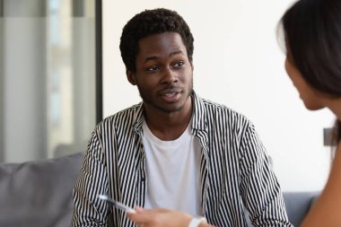 Afrika kökenli Amerikalı erkek iş arkadaşlarıyla proje hakkında konuşuyor