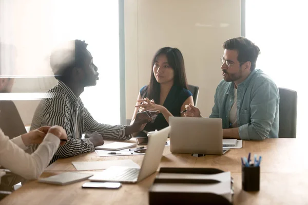 Multiraciale millenniale collega 's bespreken ideeën tijdens briefing — Stockfoto