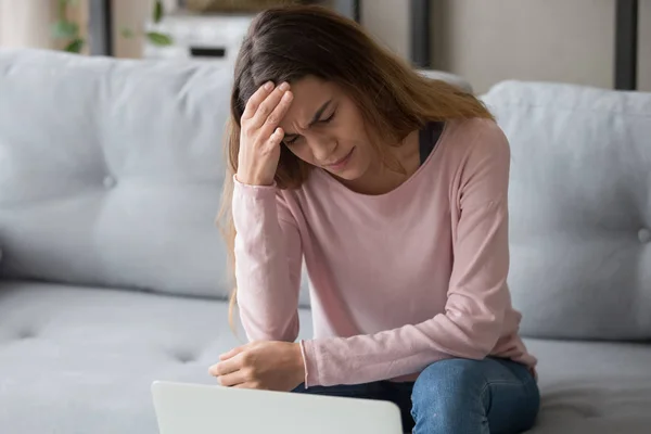 Estresado agotado molesto mujer milenaria que sufre de dolor de cabeza repentino . — Foto de Stock