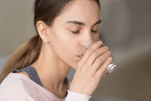 Закрыть обрезанное изображение девушки тысячелетия, пьющей чистую воду . — стоковое фото