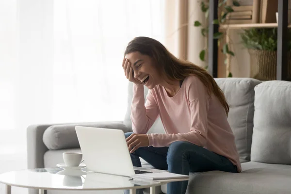 Feliz millennial chica estalló riendo en casa . — Foto de Stock