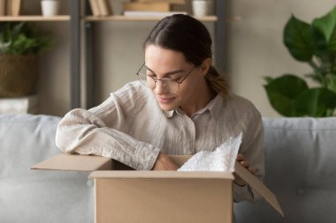 Mutlu milenyum kadınları oturma odasında kutuları açıyor..