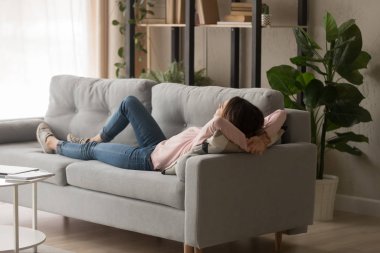 Milenyum bayanı evdeki rahat kanepede uyuyor..