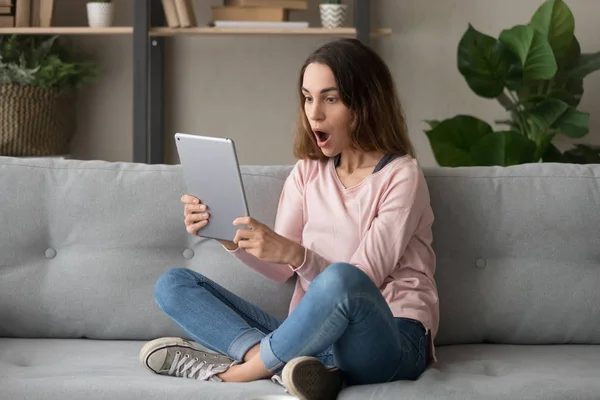 Mujer milenaria sorprendida recibió correo electrónico con noticias inesperadas . — Foto de Stock