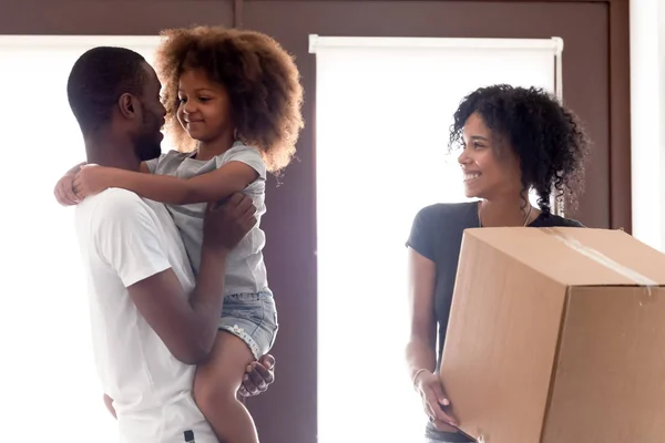 Felice afro-americano femmina entrare nuova casa insieme — Foto Stock