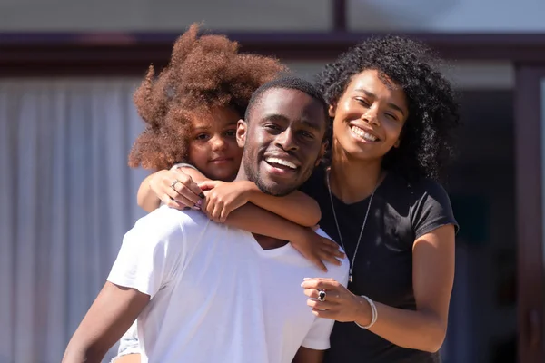 Retrato de feliz família afro-americana posando fora — Fotografia de Stock