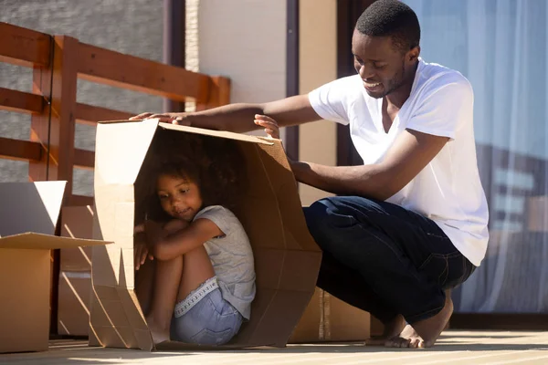 Афроамериканский папа и дочь играют у нового дома — стоковое фото
