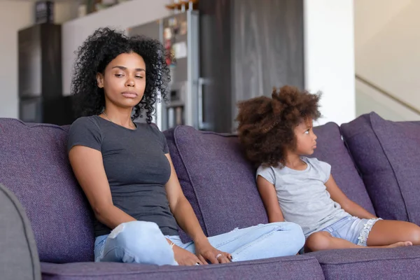 Ofendido mãe negra e filha evitar falar após a luta — Fotografia de Stock
