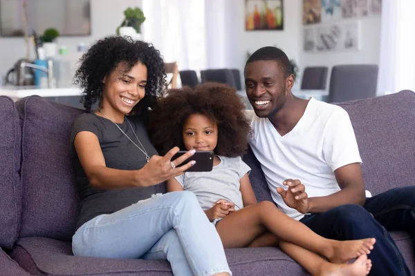 Jeune famille afro-américaine faire auto-portrait sur smartphone — Photo