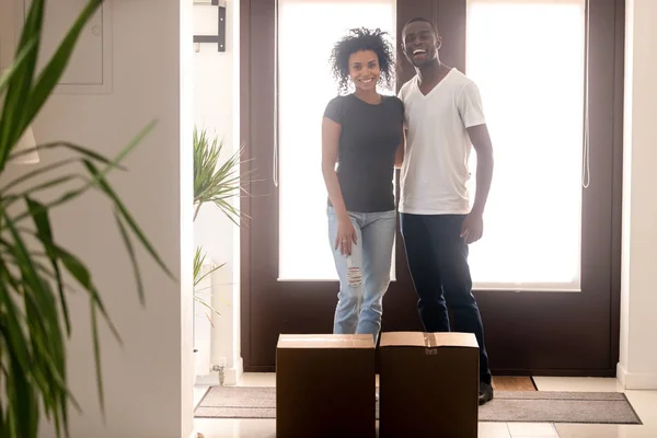 Retrato de casal negro feliz se movendo em nova casa — Fotografia de Stock