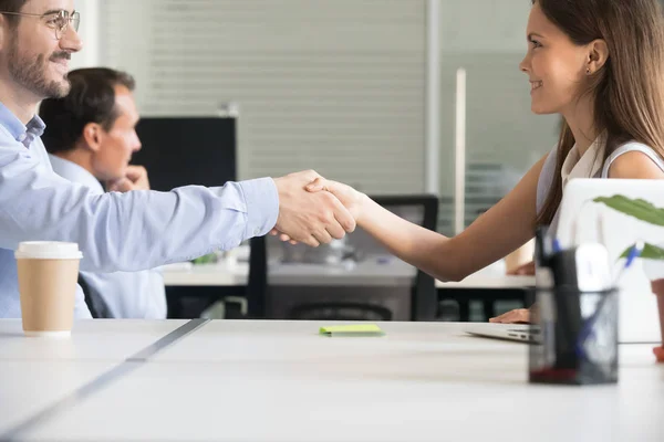 Feliz apretón de manos de los empresarios cerrando negocio en la oficina — Foto de Stock