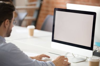 Bilgisayarı kullanarak e- posta yazan odaklanmış erkek işçinin arka planı