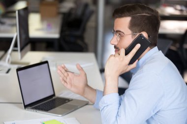 Erkek çalışanın müşteri ya da iş ortağıyla telefonda konuşması