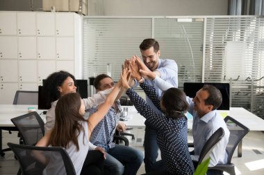 Heyecanlı meslektaşım ofiste takım oluşturma toplantısına katılıyor.