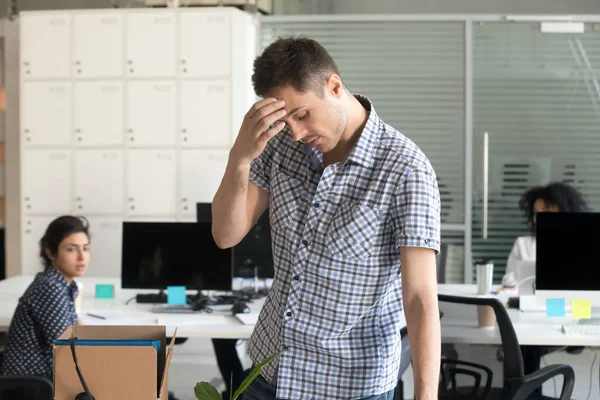 Embalaje de empleado molesto siendo despedido del trabajo — Foto de Stock