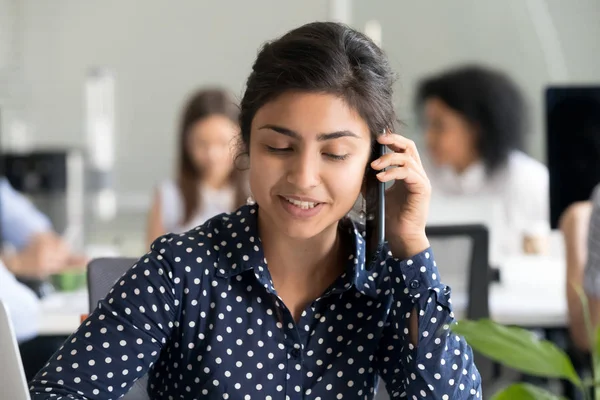 Dipendente sorridente parlare al telefono sul posto di lavoro condiviso — Foto Stock