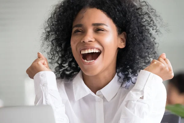 Giovane donna nera urlare sì la lettura di buone notizie online — Foto Stock