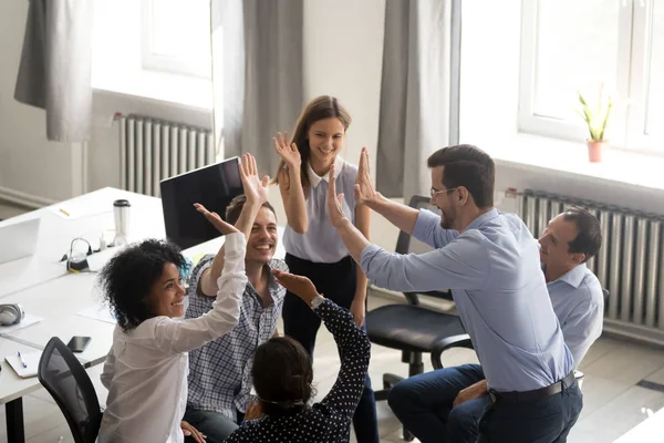 Diversos colegas jóvenes dan cinco altos comprometidos en la creación de equipos — Foto de Stock