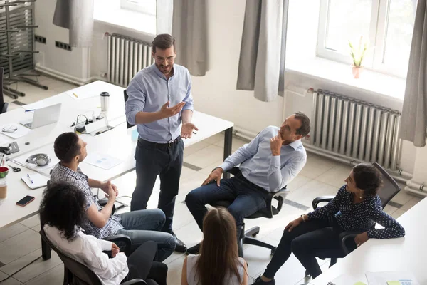 Diverse medewerkers brainstormen betrokken bij teambuilding meeting — Stockfoto