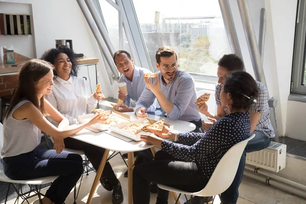 Diversos colegas felices comiendo pizza durante el descanso de trabajo de oficina — Foto de Stock