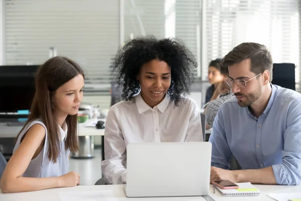 Diversi stagisti che lavorano su laptop durante la formazione in ufficio — Foto Stock