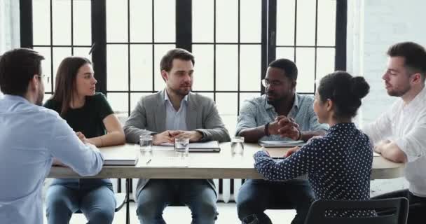 Le personnel de formation des entraîneurs d'hommes d'affaires explique la nouvelle stratégie à la table d'information — Video