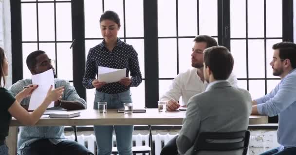 Професійний індійський менеджер бізнес-леді дає документи на командній зустрічі — стокове відео